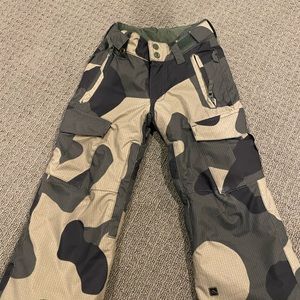 Perfect Quicksilver Snowboarding Camo Pants